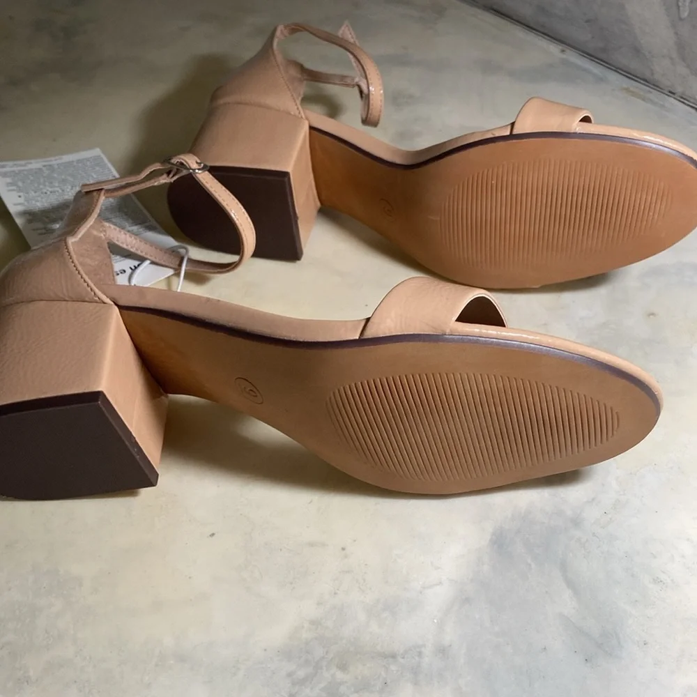 NWT Amazon Essentials US9 Tan Patent Leather sandals - Picture 3 of 7